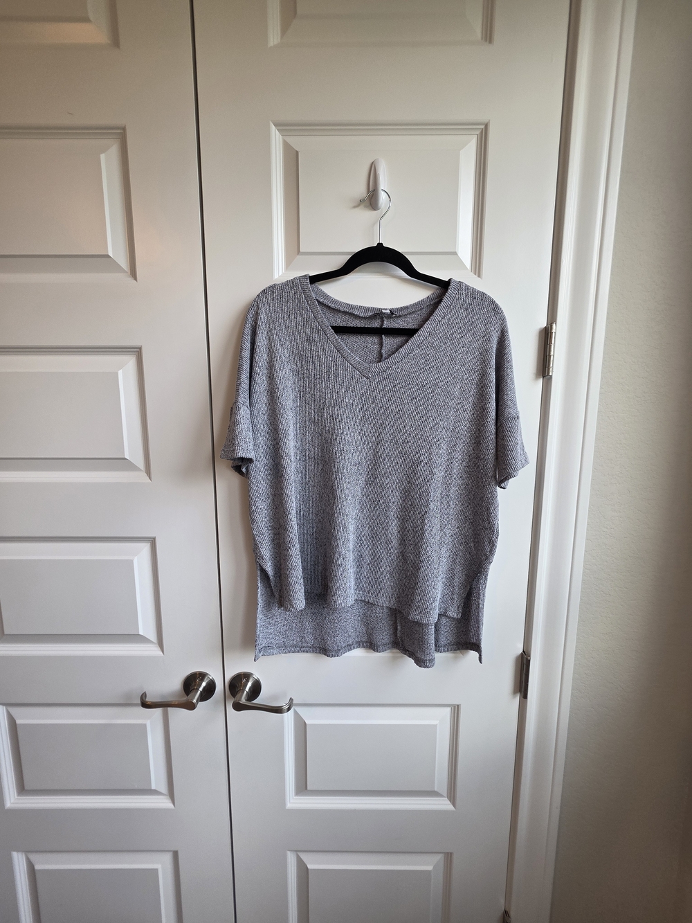 White Birch Women’s M Gray Knit V-Neck High Low Side Slit Top